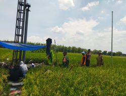 Babinsa Koramil 0810/14 Gondang Dampingi Pembuatan Sumur Bor di Desa Balonggebang