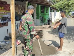 Babinsa Kertosono dan Warga Gotong Royong dalam Karya Bakti di Kampung Binaan