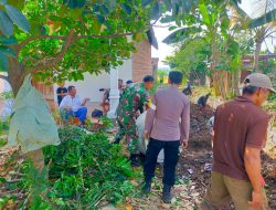 Babinsa Mojoagung dan Bhabinkamtibmas Bersinergi Pasang Gorong-Gorong Bersama Warga