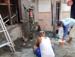 Babinsa Juwono Bantu Warga Bangun Rumah di Desa Juwono Kecamatan Kertosono kabupaten Nganjuk.