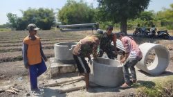 Babinsa Rejoso Bantu Petani Buat Tandon Air untuk Ketahanan Pangan