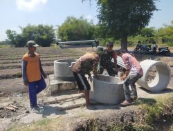 Babinsa Rejoso Bantu Petani Buat Tandon Air untuk Ketahanan Pangan