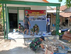 Meskipun Hari Libur, Babinsa Koramil 0810/15 Rejoso Tetap Semangat Bantu Perbaiki Rumah Warga Binaan di Desa Ngadiboyo