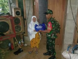 Babinsa Blongko Bantu Pendistribusian Sembako untuk Warga Terdampak Route Trail Adventure HUT ke-80 TNI