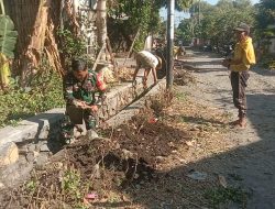 Babinsa Nglawak Pimpin Kerja Bakti Pembersihan Parit Bersama Warga