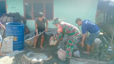 Babinsa Sawahan Ajak Warga Gotong Royong Lewat Kerja Bakti