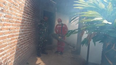 Babinsa Koramil 0810/12 Baron Dampingi Kegiatan Fogging di Desa Jambi