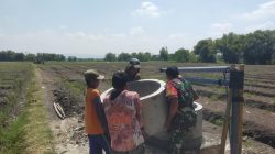 Babinsa Rejoso Bersama Petani Gotong Royong Buat Tandon Air, Dukung Ketahanan Pangan