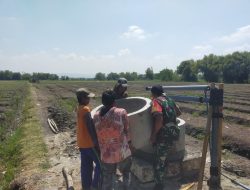 Babinsa Rejoso Bersama Petani Gotong Royong Buat Tandon Air, Dukung Ketahanan Pangan