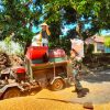 Babinsa Suru Bantu Warga Giling Jagung di Tengah Cuaca Tak Menentu