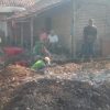 Tanamkan Jiwa Gotong Royong Babinsa Bakau Luangkan Waktu Bantu Warga Bangun Rumah