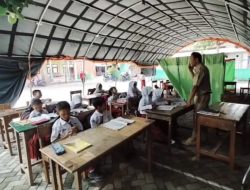 Siswa SDN 2 Jatigreges di Tenda Darurat Pasca Gedung Ambruk