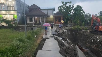 Jalan Baru di Jombang Ambles, Akses Utama Warga Terputus