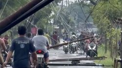 Hujan Disetai Angin Tiang Telkom di Tanjuanom Roboh, Kabel ‘Melorot’ ke Jalan Raya