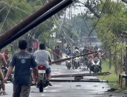 Hujan Disetai Angin Tiang Telkom di Tanjuanom Roboh, Kabel ‘Melorot’ ke Jalan Raya