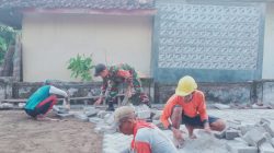 Dukung program pembangunan desa, Babinsa Koramil 0810/02 Bagor bantu pemasangan paving jalan di desa binaan