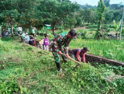 Babinsa Ngluyu Gelar Kerja Bhakti Bersihkan Saluran Irigasi di Desa Bajang