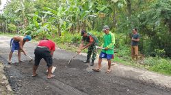 Babinsa Pulowetan Ajak Warga Gotong Royong Perbaiki Akses Jalan Desa