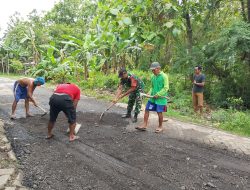 Babinsa Pulowetan Ajak Warga Gotong Royong Perbaiki Akses Jalan Desa