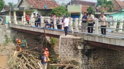 Babinsa Ploso Bersama Tiga Pilar dan Warga Gelar Kerja Bakti Bersihkan Aliran Sungai