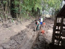 Babinsa Desa Ngangkatan Bersama Warga Binaannya Mwlaksanakan Kerja Bakti Pembuatan Saluran Air