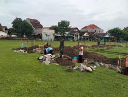 Babinsa Desa Juwet Pantau Pembangunan Koperasi Merah Putih, Pastikan Berjalan Lancar dan Sesuai Rencana