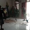 Babinsa Desa Mlorah Melaksanakan Pembersihan Gedung Posyandu yang Ambrol Plavonnya di Wilayah Binaan