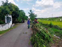 Babinsa Koramil 0810/02 Bagor Gelar Karya Bakti Bersama Warga Desa Karangtengah