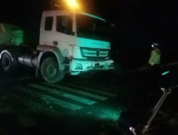 Truk Trailer Tabrak Mobil dan Lampu Merah di Lamongan, Beruntung Tak Ada Korban Jiwa