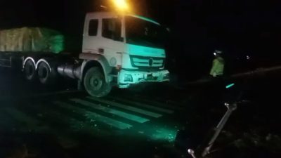 Truk Trailer Tabrak Mobil dan Lampu Merah di Lamongan, Beruntung Tak Ada Korban Jiwa