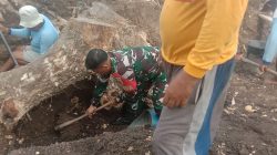 Babinsa Nglawak Gelar Karya Bakti Bersihkan Lingkungan Bersama Warga