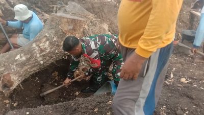 Babinsa Nglawak Gelar Karya Bakti Bersihkan Lingkungan Bersama Warga