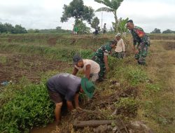 Babinsa Kuncir Ajak Warga Gotong Royong Bersihkan Saluran Irigasi