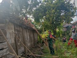 Babinsa Ngluyu Gotong Royong Bantu Warga Bangun Rumah