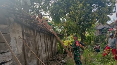 Babinsa Ngluyu Gotong Royong Bantu Warga Bangun Rumah