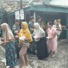 Jumat Berkah, Koramil 0810/20 Ngluyu Bagikan Makanan dan Minuman Gratis kepada Warga