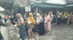 Jumat Berkah, Koramil 0810/20 Ngluyu Bagikan Makanan dan Minuman Gratis kepada Warga