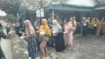 Jumat Berkah, Koramil 0810/20 Ngluyu Bagikan Makanan dan Minuman Gratis kepada Warga