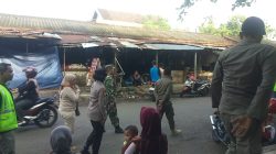 Babinsa Koramil 0810/06 Kertosono Dampingi Penertiban PKL di Pasar Kertosono