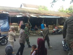 Babinsa Koramil 0810/06 Kertosono Dampingi Penertiban PKL di Pasar Kertosono