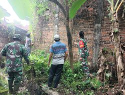 Kerja Bakti Membersihkan Lingkungan, Babinsa Koramil 0810/02 Bagor Gerakan Semangat Gotong Royong Warganya.