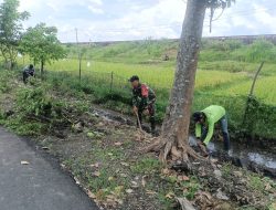 Babinsa Koramil 02/Bagor Gotong Royong Bersama Warga Bersihkan Selokan