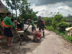 Babinsa Koramil 0810/20 Ngluyu Gotong Royong Bangun Tembok Penahan Tanah di Desa Bajang