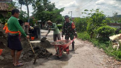 Babinsa Koramil 0810/20 Ngluyu Gotong Royong Bangun Tembok Penahan Tanah di Desa Bajang