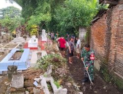 Babinsa Kertosono dan Warga Desa Kepuh Gelar Kerja Bakti Bersihkan Parit