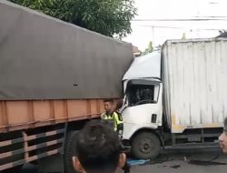 Sopir Luka-Luka, Dua Truk Ringsek di Jalan Umum Pace Nganjuk