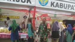 Babinsa Sertu Rusmali Dampingi Gerakan Pangan Murah di Desa Klodan