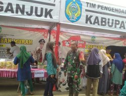 Babinsa Sertu Rusmali Dampingi Gerakan Pangan Murah di Desa Klodan