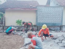 Babinsa Gemenggeng Koramil 0810/02 Bagor Bersama Warga Laksanakan Pemasangan Paving Jalan