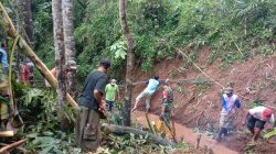 Babinsa Koramil 0810/18 Ngetos Bersama Warga Perbaiki Tanggul Irigasi di Desa Suru